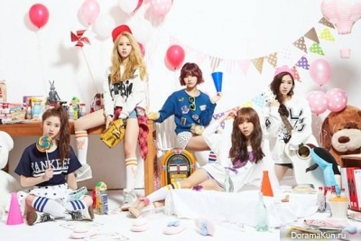 Новая женская группа TINT, выпустила общую фотографию