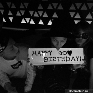G-Dragon празднует свой день рождения с близкими друзьями