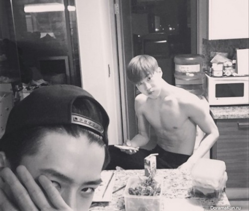 suho-shirtless