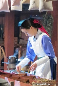 Court lady and the maid of the palace of the Joseon