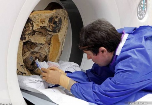 Chinese mummy in the statue