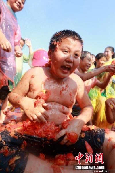 tomato fight