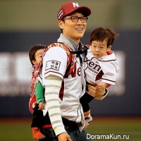 Lee Hwi Jae and twins