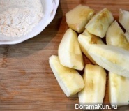 Apples in caramel with sesame