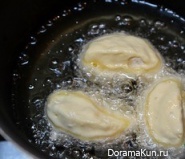 Apples in caramel with sesame