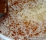 Apples in caramel with sesame