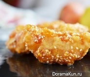 Apples in caramel with sesame