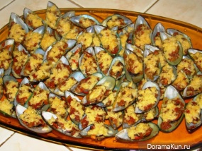 Mussels baked with cheese
