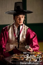 The Moon That Embraces the Sun