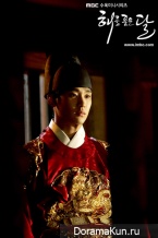 The Moon That Embraces the Sun
